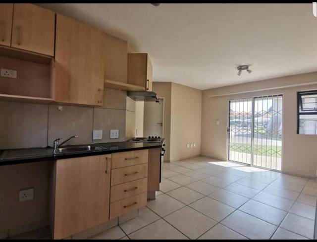 2 BEDROOM PROPERTY TO RENT IN LAKEFIELD